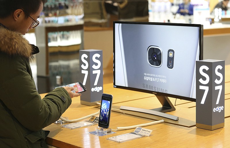 
              In this Monday, Jan. 23, 2017 photo, a visitor tries out a Samsung Electronics Galaxy S7 Edge smartphone at its shop in Seoul, South Korea. Samsung Electronics said on Tuesday, Jan. 24, its fourth quarter earnings more than doubled over a year earlier thanks to its brisk chip business. (AP Photo/Ahn Young-joon)
            