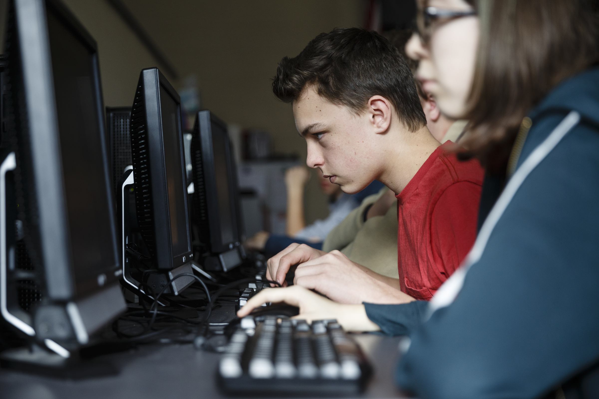 Andrew Eichner uses the Learning Blade program with classmates in their science class at Signal Mountain Middle High School on Thursday, Feb. 9, 2017, in Chattanooga, Tenn. Learning Blade is an online learning program geared towards STEM education for students.