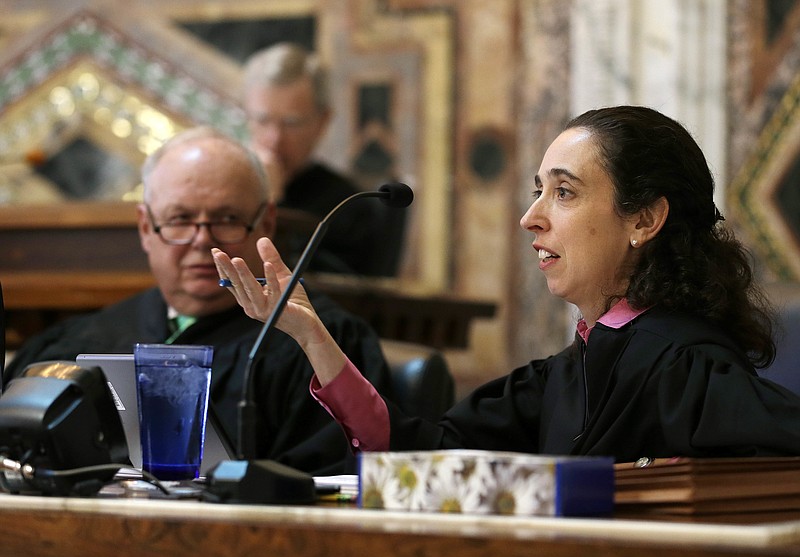 
              FILE - In this Sept. 18, 2014, file photo, Circuit Judge Michelle T. Friedland, right, gestures while questioning Barry Bonds' attorney, Dennis Riordan, before an 11-judge panel of the 9th U.S. Circuit Court of Appeals in San Francisco. Friedland is one of three judges on the San Francisco-based 9th Circuit Court of Appeals deciding whether to reinstate President Donald Trump's travel ban. (AP Photo/Eric Risberg, Pool, file)
            