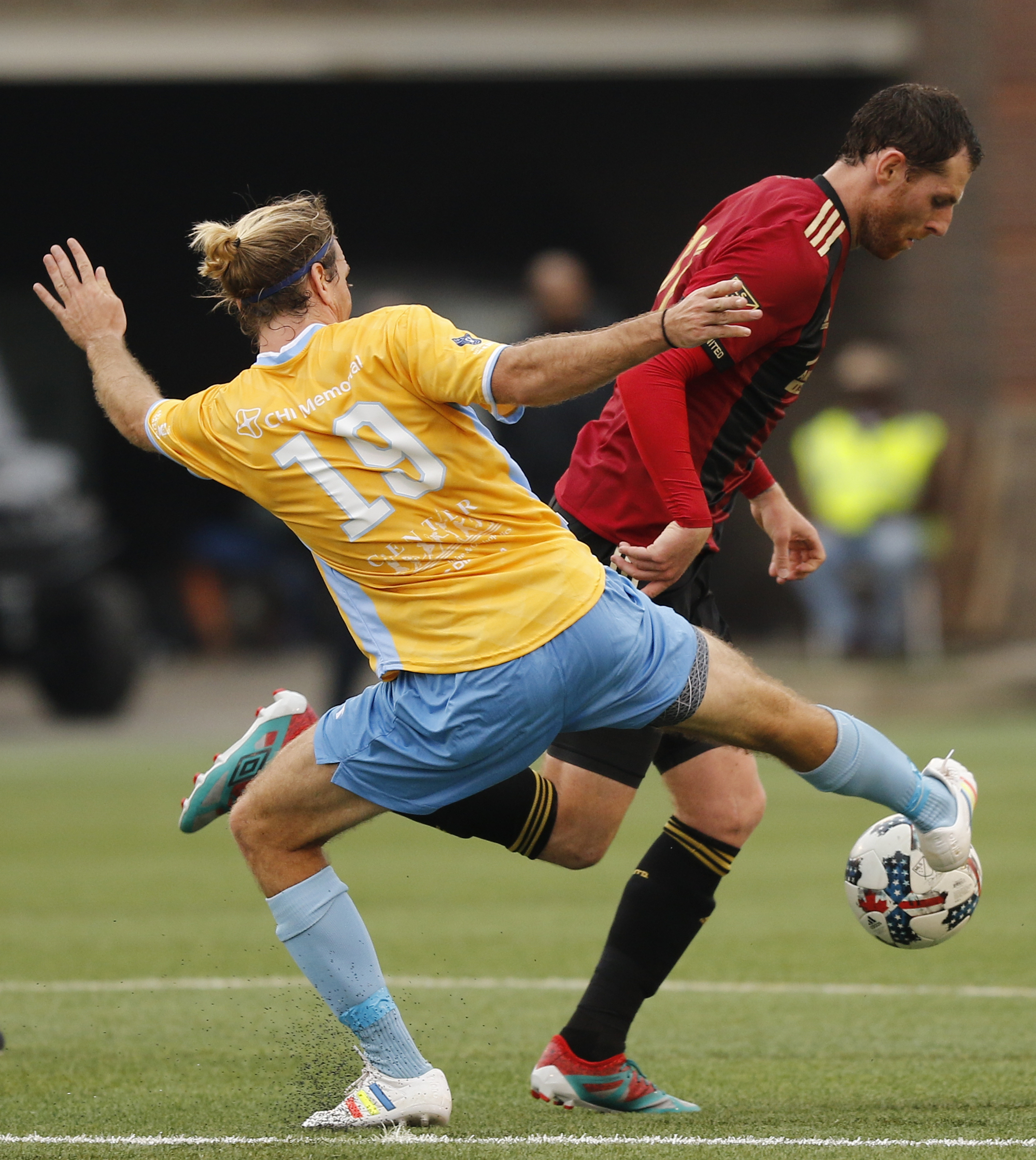 AUFC's Chris McCann, right, takes the ball around CFC's Juan Hernandez during Chattanooga FC's friendly match against Atlanta United FC at Finely Stadium on Saturday, Feb. 11, 2017, in Chattanooga, Tenn.