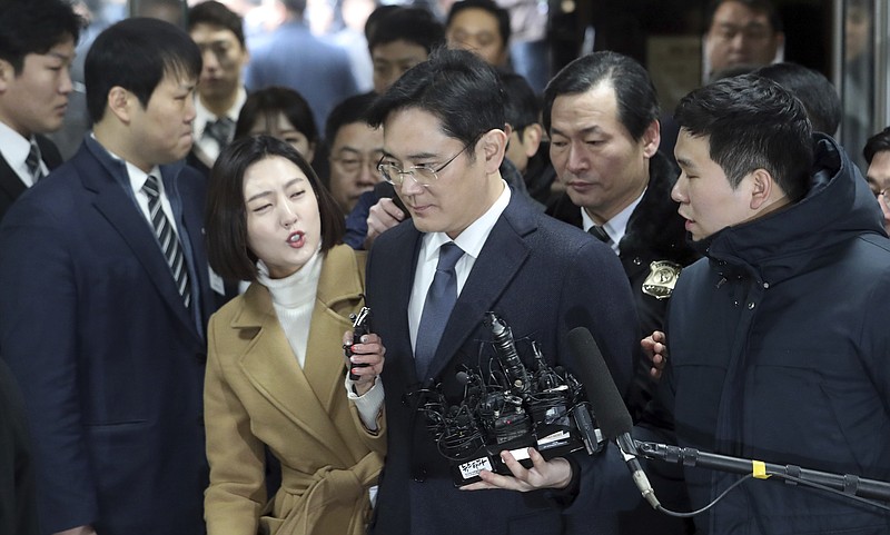 
              Lee Jae-yong, the vice chairman of Samsung Electronics, center, is questioned by reporters upon his arrival for a hearing at the Seoul Central District Court in Seoul, South Korea, Thursday, Feb. 16, 2017. A South Korean court has begun deliberating on whether to issue an arrest warrant for the Samsung heir accused of offering bribes to the country's president and her close friend. Lee walked into the court on Thursday without speaking. (Choi Jae-gu/Yonhap via AP)
            