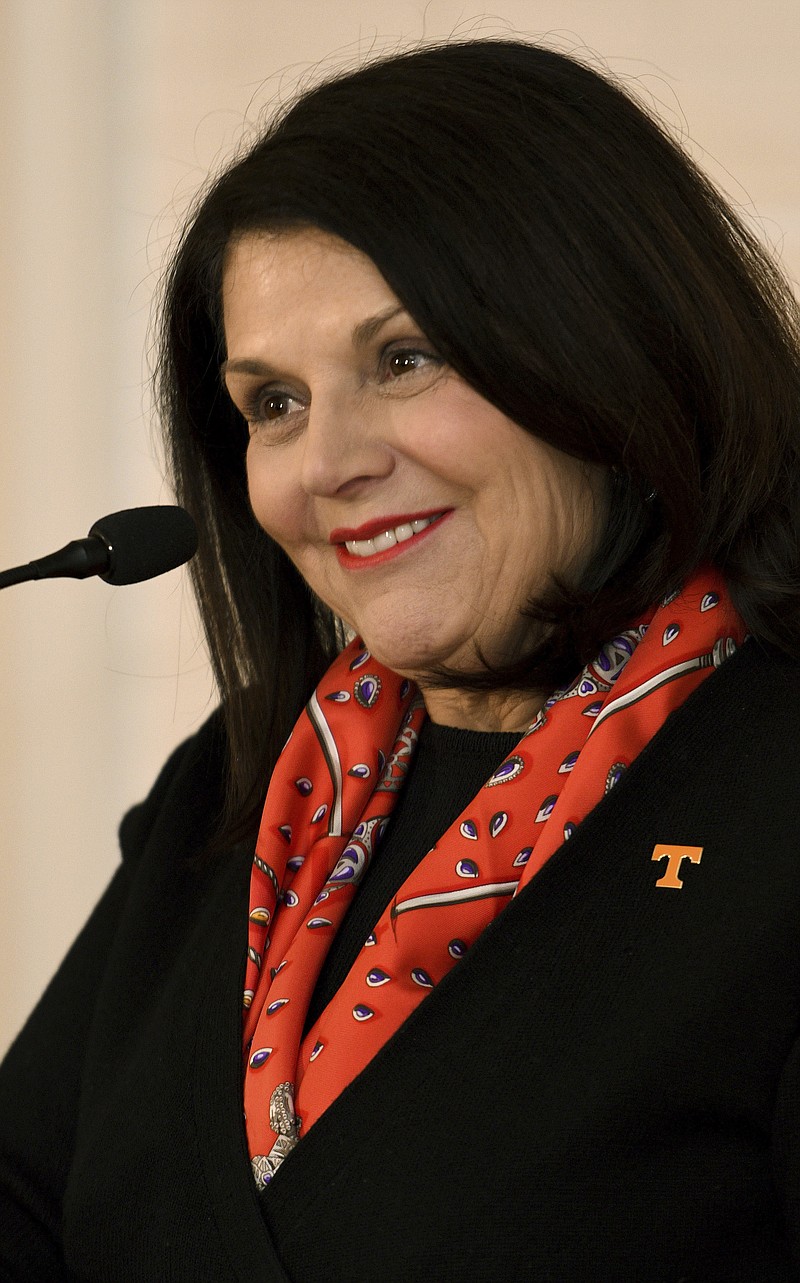 
              New University of Tennessee chancellor Beverly Davenport spent her first morning on the job talking to students and media, Wednesday, Feb. 15, 2017, in Knoxville, Tenn. (Michael Patrick/Knoxville News Sentinel via AP)
            