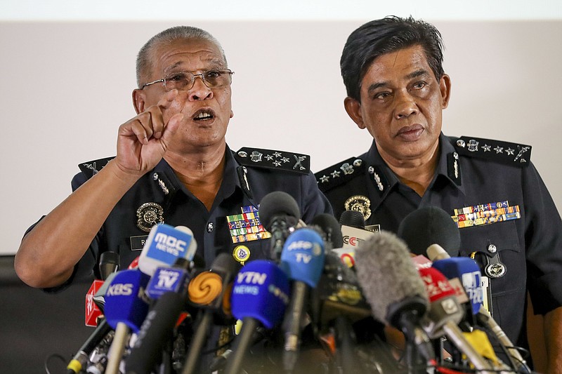 
              Noor Rashid Ibrahim, subjefe de la policía nacional de Malasia, izquierda, acompañado del jefe de la policía de Selangor, Abdul Samah Mat, habla durante una conferencia de prensa en los cuarteles de la policía nacional, en    Kuala Lumpur, Malasia, el domingo 19 de febrero de 2017. Imágenes de cámaras de seguridad obtenidas por la televisión japonesa parecen mostrar un cuidadoso y deliberado ataque ocurrido la semana pasada en Malasia contra el exiliado medio hermano del gobernante de Corea del Norte. (AP Foto/Vincent Thian)
            