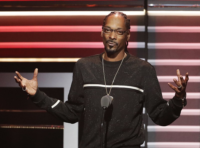 
              FILE - In this Sept. 17, 2016 file photo, Snoop Dogg speaks while being honored with the "I am Hip Hop" award at the BET Hip Hop Awards in Atlanta. Snoop Dogg's new music video, posted Monday, March 13, 2017, aims a toy gun at a clown dressed as President Donald Trump. The video is for a remixed version of the song “Lavender,” by Canadian group BADBADNOTGOOD featuring Snoop Dogg and Kaytranada.  (AP Photo/David Goldman, File)
            