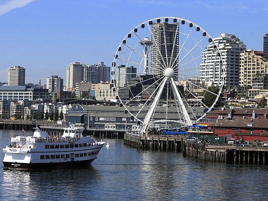 A Ferris wheel is the latest addition to the Seattle waterfront, where the aquarium and a variety of restaurants are just a few steps from the Pike Place Market. (Photo by Mark Boster/Los Angeles Times/TNS)