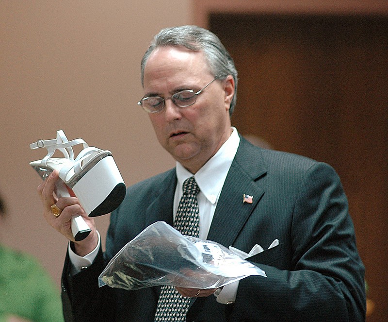 
              FILE - In this April 18, 2007, file photo, defense attorney Steve Farese Sr., speaks in Selmer, Tenn., in the trial of Mary Winkler, who was eventually convicted of voluntary manslaughter in the March 2006 shooting death of her preacher husband, Matthew Winkler. Farese is being criticized for telling a Tennessee jury that women are “especially good” at lying “because they’re the weaker sex.” The Memphis Commercial Appeal reports Farese made the comments during closing arguments of the trial of Mark Giannini, a wealthy businessman accused of raping a woman. Farese maintains that the sex was consensual. He told the Commercial Appeal that his job “is not to care if anybody gets offended." (AP Photo/Russell Ingle, File)
            