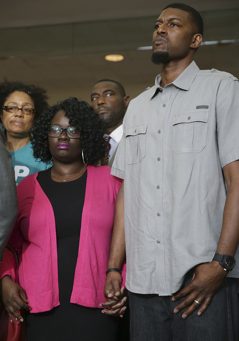 
              Jordan Edwards' parents Charmaine Edwards, left, and Odell Edwards stand during for a news conference in Dallas, Thursday, May 11, 2017. The U.S. Justice Department has begun an investigation prompted by the fatal shooting of Jordan Edwards, a black 15-year-old boy, by Roy Oliver, a white suburban Dallas police officer. (AP Photo/LM Otero)
            