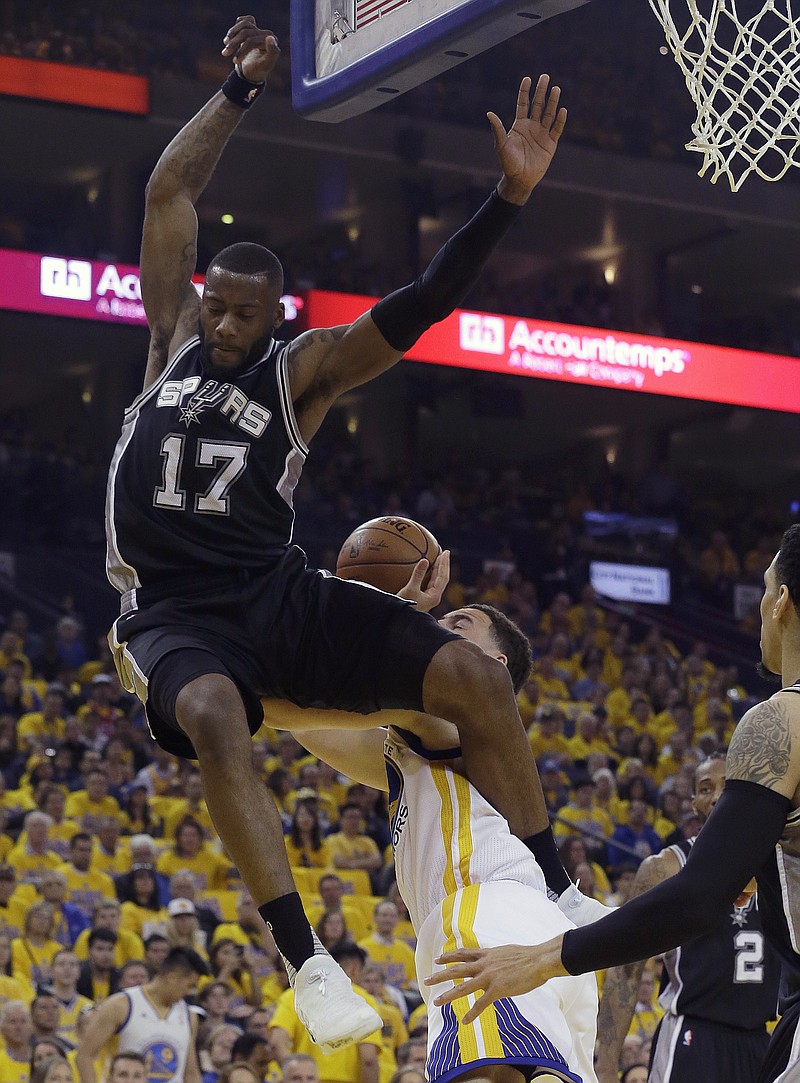 
              Golden State Warriors guard Klay Thompson, bottom center, is fouled by San Antonio Spurs guard Jonathon Simmons (17) during the first half of Game 1 of the NBA basketball Western Conference finals in Oakland, Calif., Sunday, May 14, 2017. (AP Photo/Jeff Chiu)
            