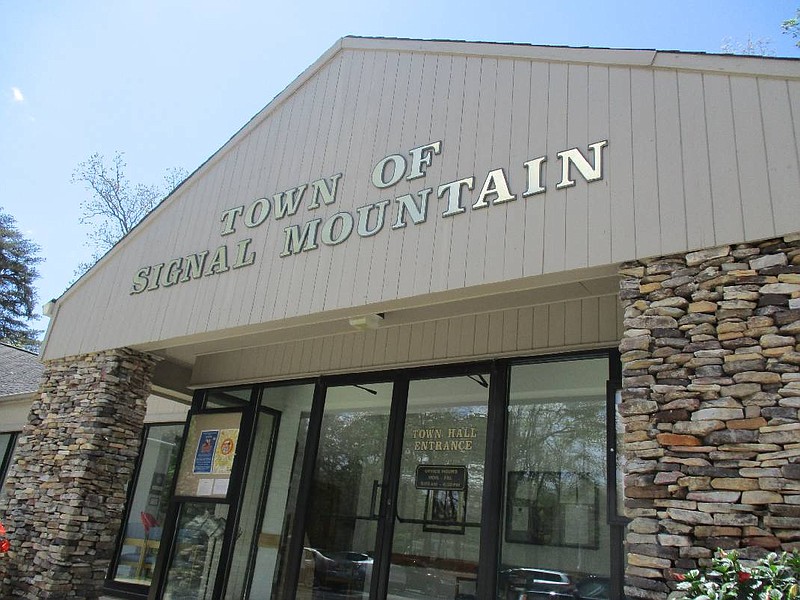 Signal Mountain Town Hall (Staff photo by Shane Foley)