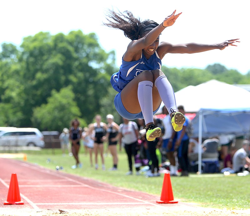 Arts & Sciences star at sectional track and field meet [photos