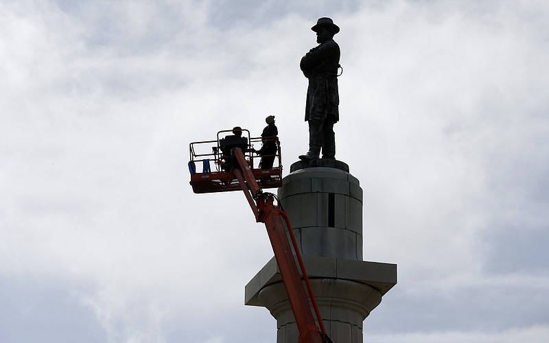 
              CORRECTS TITLE FROM PRESIDENT TO GENERAL Workers prepare to take down the statue of Robert E. Lee, former general of the Confederacy, which stands in Lee Circle in New Orleans, Friday, May 19, 2017.  The city is completing the Southern city's removal of four Confederate-related statues that some called divisive. (AP Photo/Gerald Herbert)
            