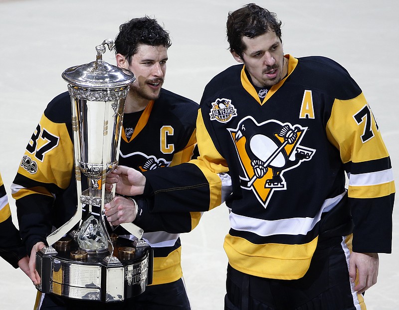 
              Pittsburgh Penguins' Sidney Crosby (87) and Evgeni Malkin (71) pose with the the Prince of Wales Trophy after beating the Ottawa Senators 3-2 in the second overtime period during Game 7 of the Eastern Conference final in the NHL Stanley Cup hockey playoffs in Pittsburgh, Thursday, May 25, 2017. (AP Photo/Gene J. Puskar)
            