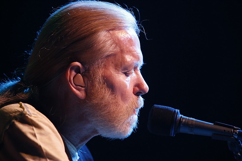 
              In this May 6, 2016 photo, Greg Allman performs at the Joint at the Hard Rock Hotel and Casino in Catoosa, Oka.  On Saturday, May 27, 2017, a publicist said the musician, the singer for The Allman Brothers Band, has died.  (Tom Gilbert/Tulsa World via AP)
            