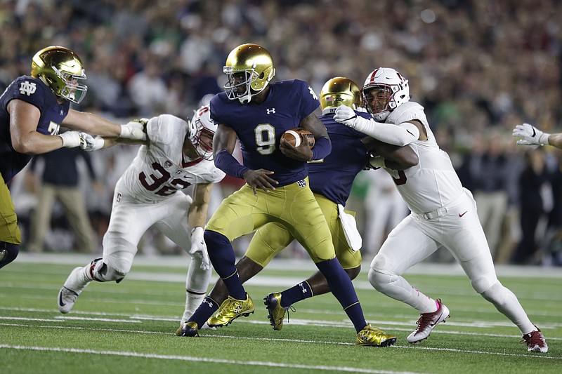 Notre Dame quarterback Malik Zaire (9) runs against Stanford during the second half of an NCAA college football game in South Bend, Ind., Saturday, Oct. 15, 2016. Stanford defeated Notre Dame 17-10.  (AP Photo/Michael Conroy)