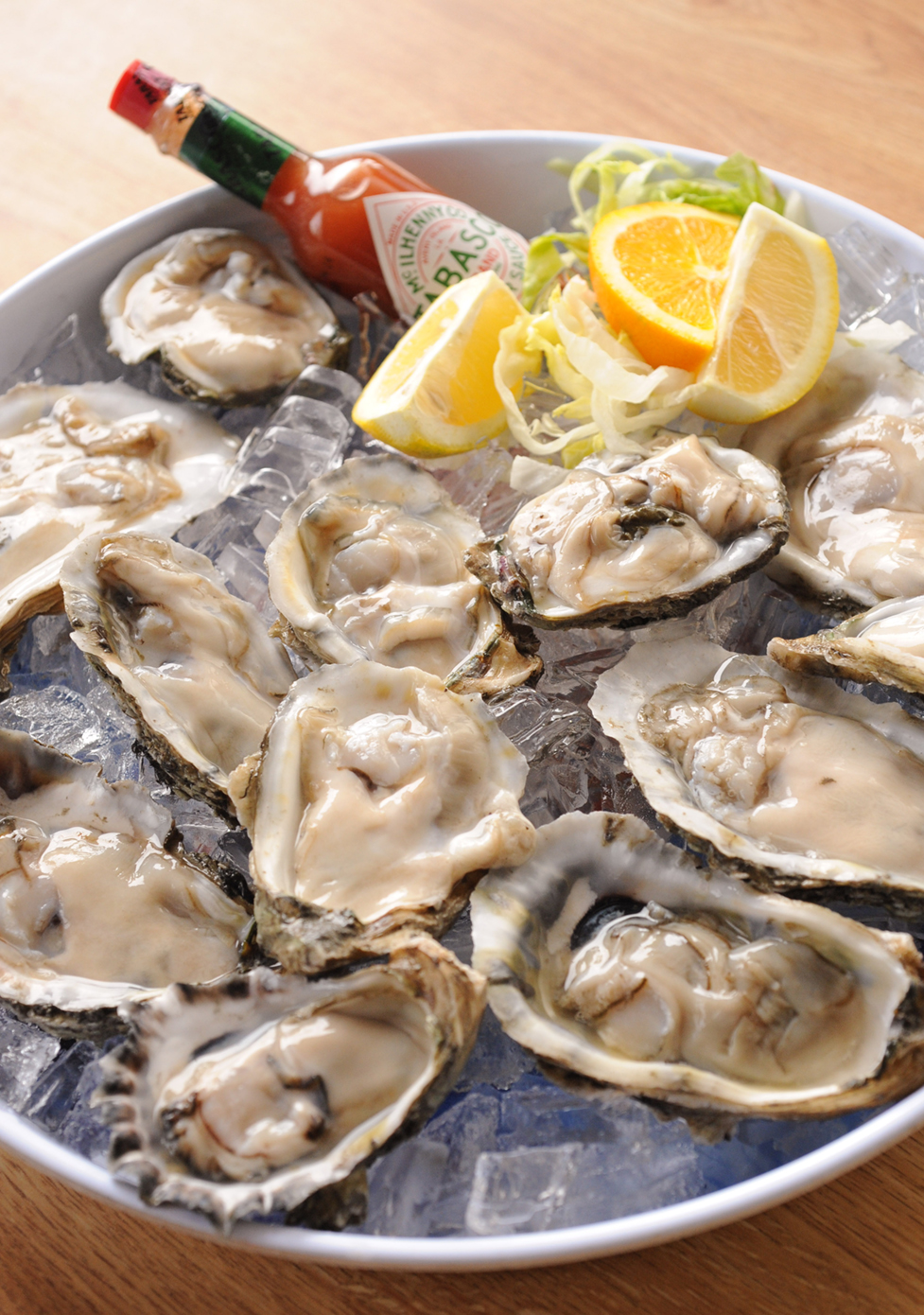 Oysters at Aris' Harbor Light. (Photo by Mark Gilliland)