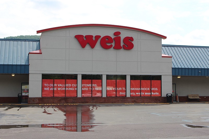 
              The exterior of the Weis Markets Inc. store in Tunhannock, Pennsylvania, is seen in this July 6, 2017 photo. Weis is planning to reopen this week, more than a month after a gunman killed three co-workers inside the store before killing himself. (AP Photo/Michael Rubinkam)
            