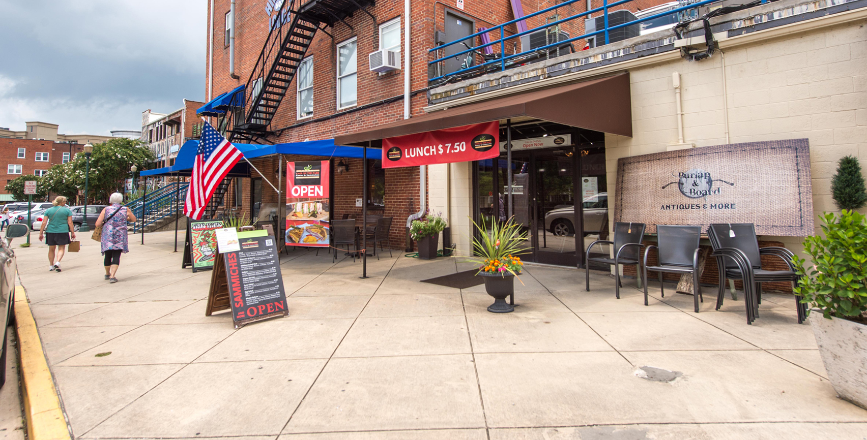 Outside Caféon the Park's space in Burlap and Board. (Photo by Mark Gilliland)