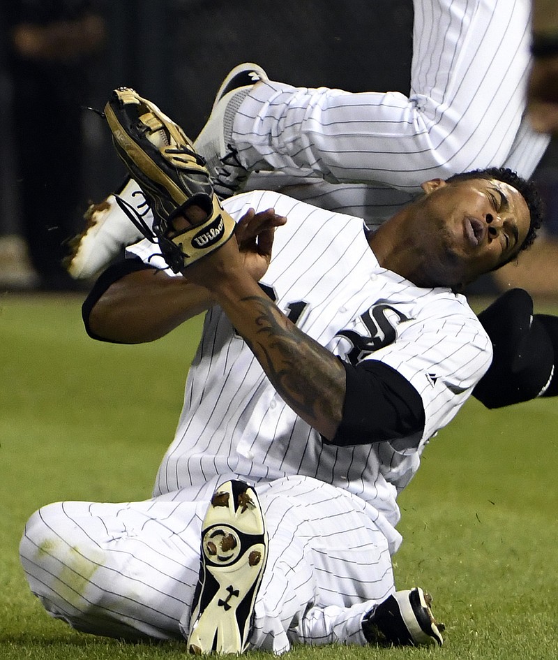 White Sox's Yoan Moncada, WIlly Garcia hurt in outfield collision