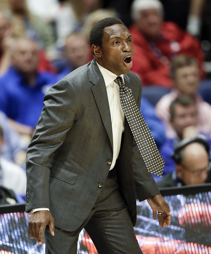 Alabama gives hoops coach Avery Johnson 2-year extension