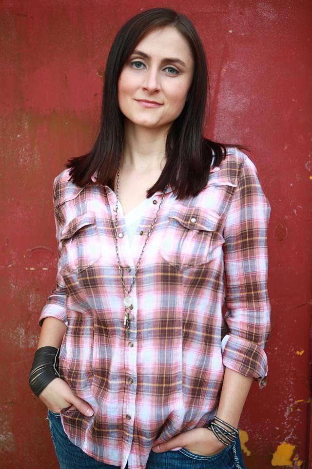 Award-winning singer-songwriter Erin Enderlin plays Puckett's Friday night.