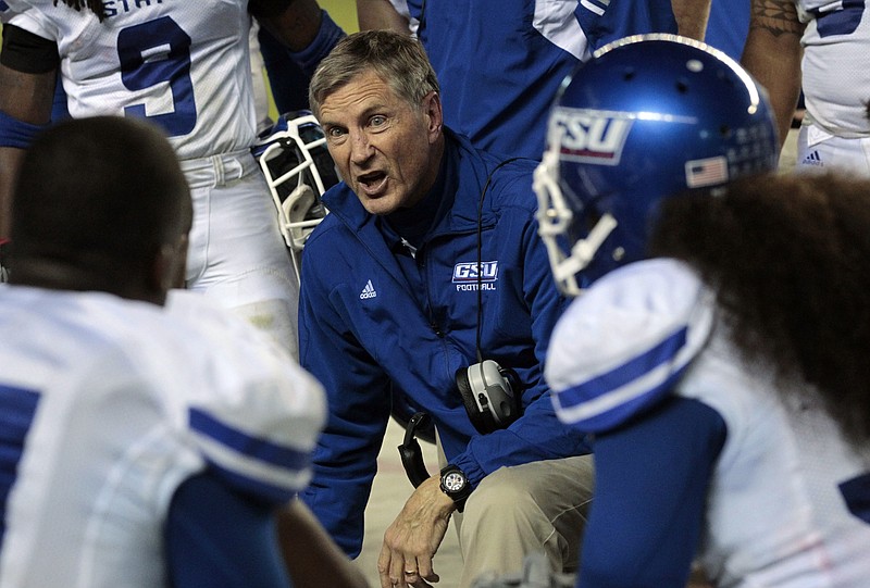 Bill Curry talks to Georgia State players during a game against Alabama in 2010. Curry, now 74, also had stints as the head coach at Alabama, Kentucky and Georgia Tech, his alma mater.