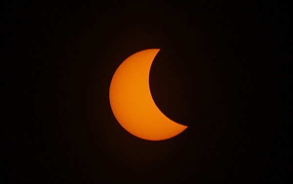 Moon blots the sun out of the sky in historic US eclipse | Chattanooga ...