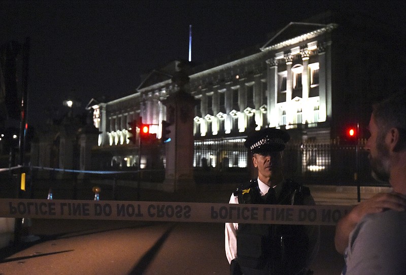 
              A police cordon outside Buckingham Palace where a man has been arrested after an incident, in London, Friday Aug.  25, 2017. A man armed with a knife was detained outside London’s Buckingham Palace Friday evening, and two police officers were injured while arresting him, police said. (Lauren Hurley/PA via AP)
            