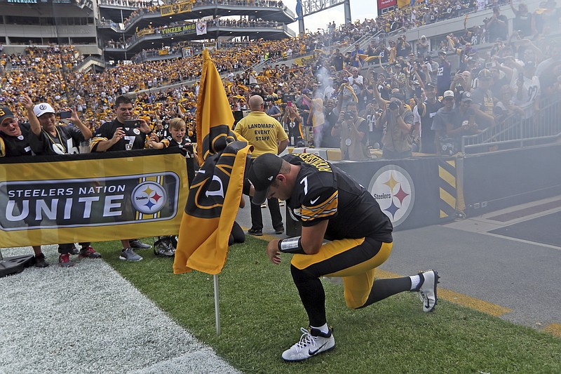 
              Pittsburgh Steelers quarterback Ben Roethlisberger kneels before taking the field, in memory of Steelers owner Dan Rooney, before an NFL football game against the Minnesota Vikings in Pittsburgh, Sunday, Sept. 17, 2017. (AP Photo/Keith Srakocic)
            