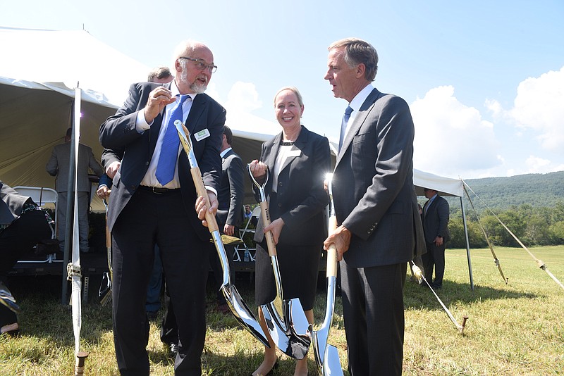 Petteri Wallden, chairman of the board of Nokian Tyres, talks to Tennessee Governor Bill Haslam, right, at the groundbreaking of the company's planned tire manufacturing plant in Dayton. Hille Korhonen, center, is CEO of the tire company.