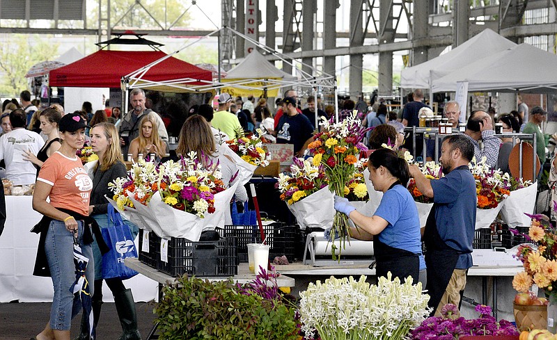 In spite of the threat of inclement weather, and the cancelation of the Erlanger Health Fair the Chattanooga Market enjoyed a good turnout on October 8, 2017.