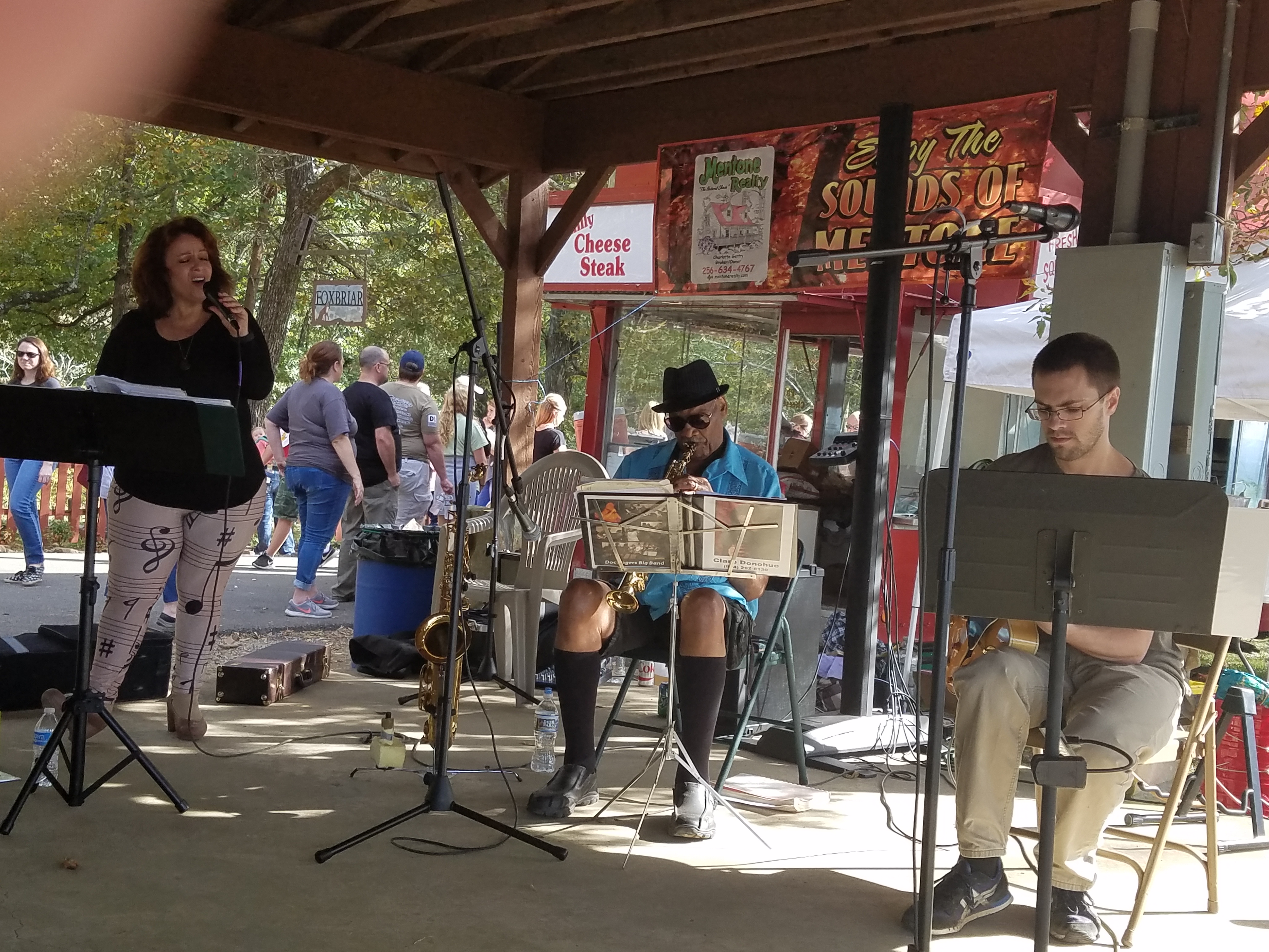 Clare Donohue sings alongside R.T. Bolden and Stephen Powers at 2017 Colorfest in Mentone, Ala.
