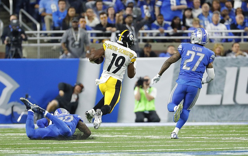 Pittsburgh Steelers wide receiver JuJu Smith-Schuster (19) breaks downfield for a 97-yard touchdown run during the second half of an NFL football game against the Detroit Lions, Sunday, Oct. 29 2017, in Detroit. (AP Photo/Rick Osentoski)

