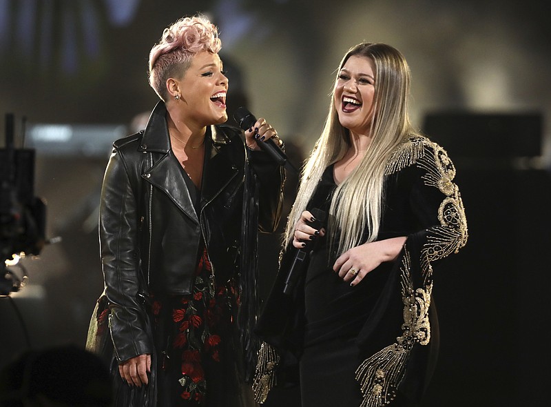 Pink, left, and Kelly Clarkson perform "Everybody Hurts" at the American Music Awards at the Microsoft Theater on Sunday, Nov. 19, 2017, in Los Angeles. (Photo by Matt Sayles/Invision/AP)