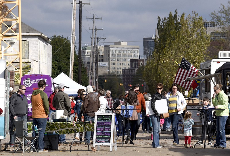 For the last time this year the closed fill Carter Street.  The last outdoor Chattanooga Market of the year had a Thanksgiving theme on November 19, 2017.  The market will return December 2 to 3 in the Chattanooga Convention Center