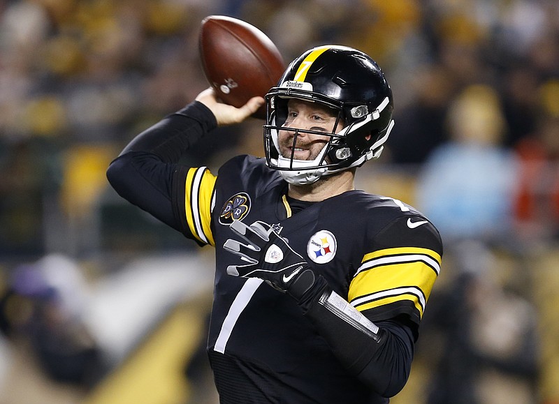 Pittsburgh Steelers quarterback Ben Roethlisberger (7) throws a pass during the first half of an NFL football game against the Green Bay Packers in Pittsburgh, Sunday, Nov. 26, 2017. (AP Photo/Keith Srakocic)