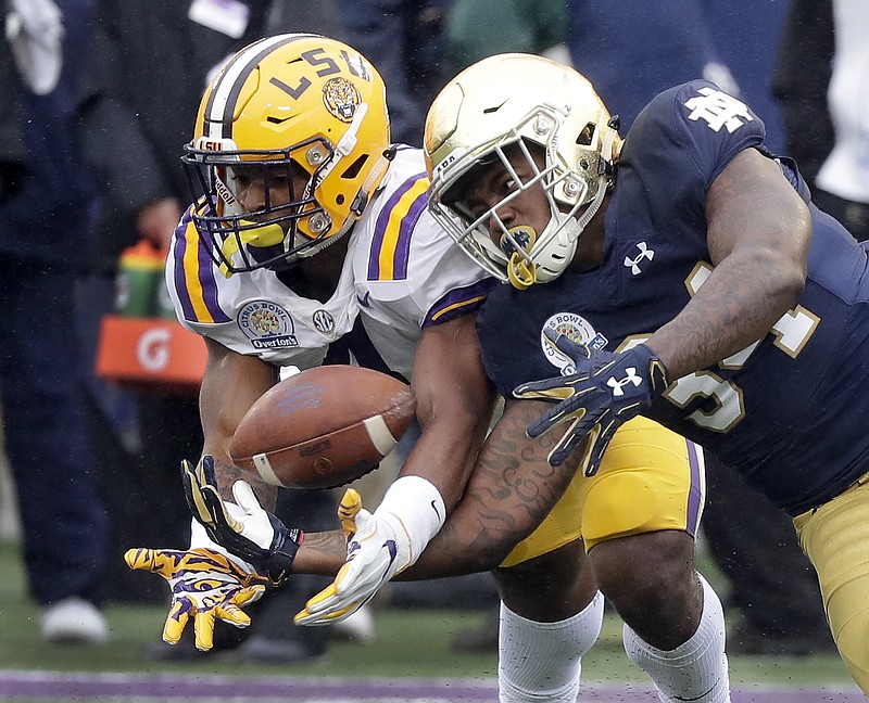 LSU linebacker K'Lavon Chaisson, left, breaks up a pass intended for Notre Dame running back Tony Jones Jr. during the first half of the Citrus Bowl NCAA college football game, Monday, Jan. 1, 2018, in Orlando, Fla. (AP Photo/John Raoux)