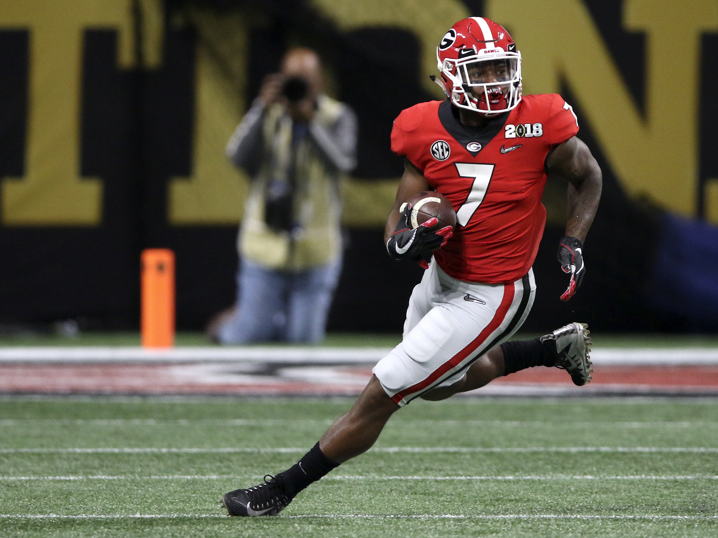 Georgia running back D'Andre Swift (7) takes the ball up field for a 15-yard catch-and-run against Alabama during the College Football Playoff national championship at Mercedes-Benz Stadium on Monday, Jan. 8, 2018 in Atlanta, Ga.