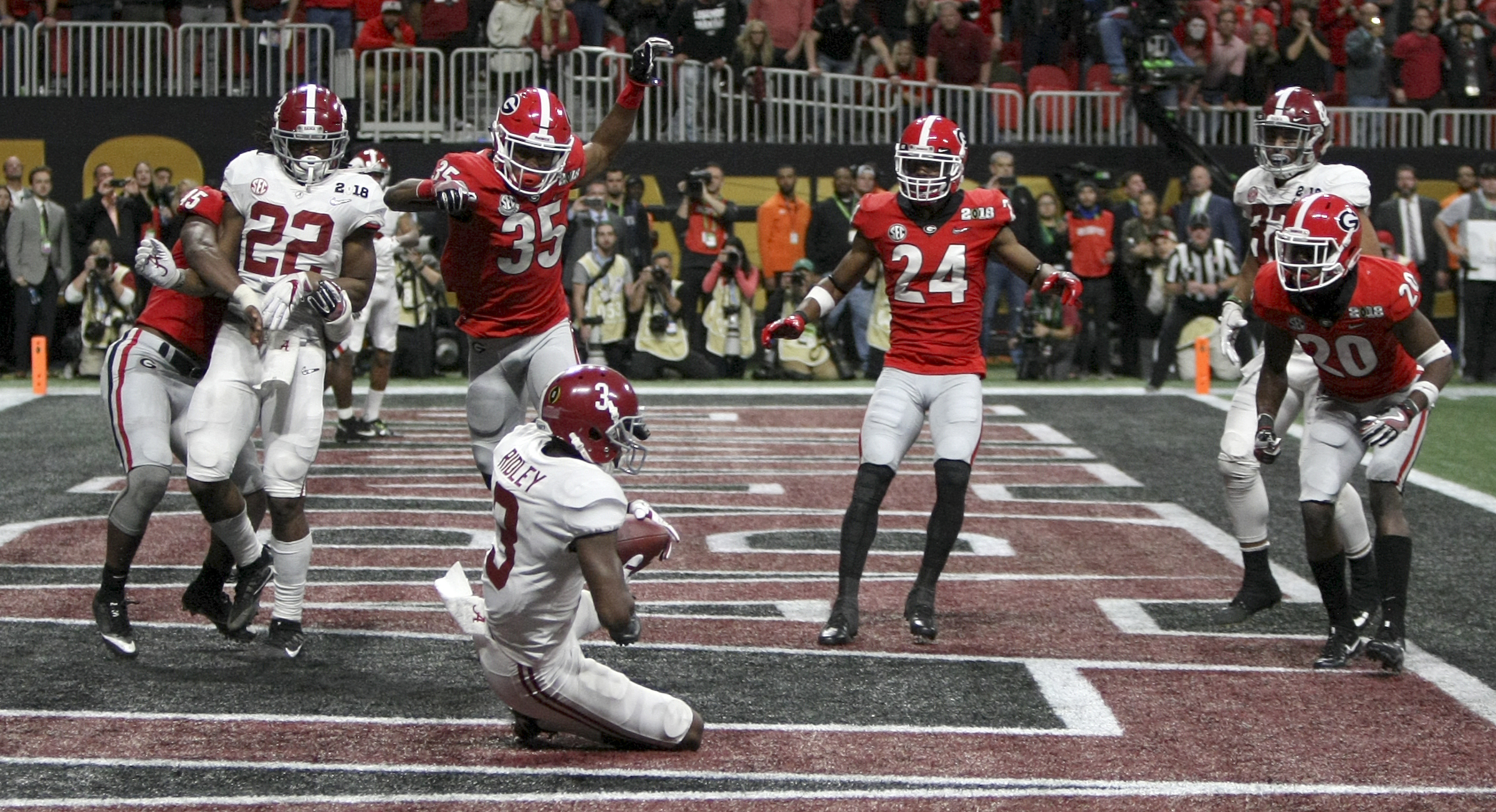 Alabama wide receiver Calvin Ridley (3) pulls in a game-tying touchdown against Georgia during the College Football Playoff national championship at Mercedes-Benz Stadium on Monday, Jan. 8, 2018 in Atlanta, Ga.