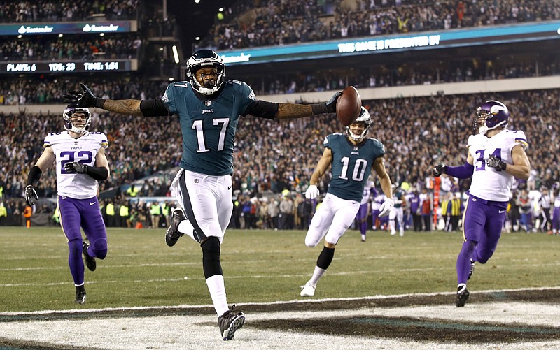 Philadelphia Eagles' Alshon Jeffery catches a touchdown pass during the first half of the NFL football NFC championship game against the Minnesota Vikings Sunday, Jan. 21, 2018, in Philadelphia. (AP Photo/Patrick Semansky)