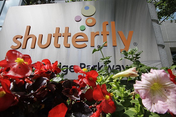 digital-photo-company-shutterfly-to-buy-lifetouch-for-825-million