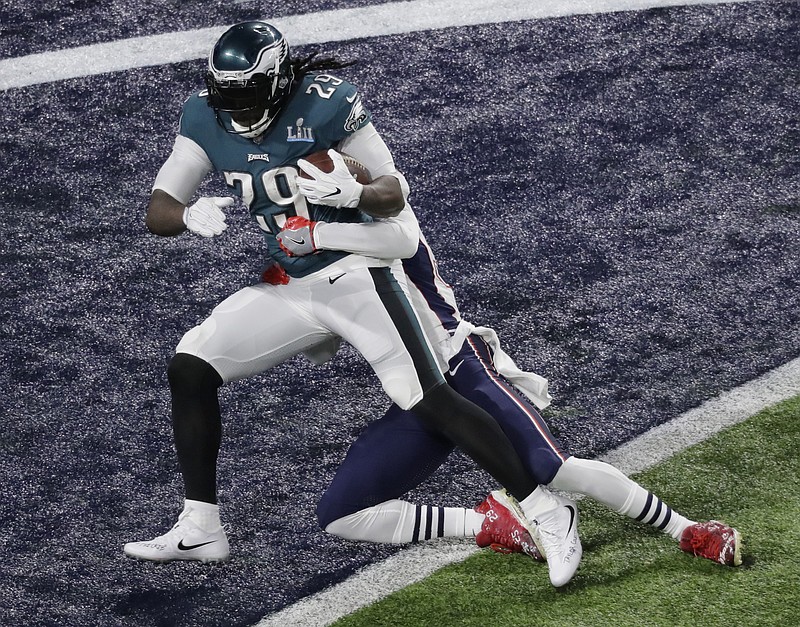 Philadelphia Eagles running back LeGarrette Blount, left, scores past New England Patriots strong safety Duron Harmon during the first half of the NFL Super Bowl 52 football game Sunday, Feb. 4, 2018, in Minneapolis.(AP Photo/Eric Gay)