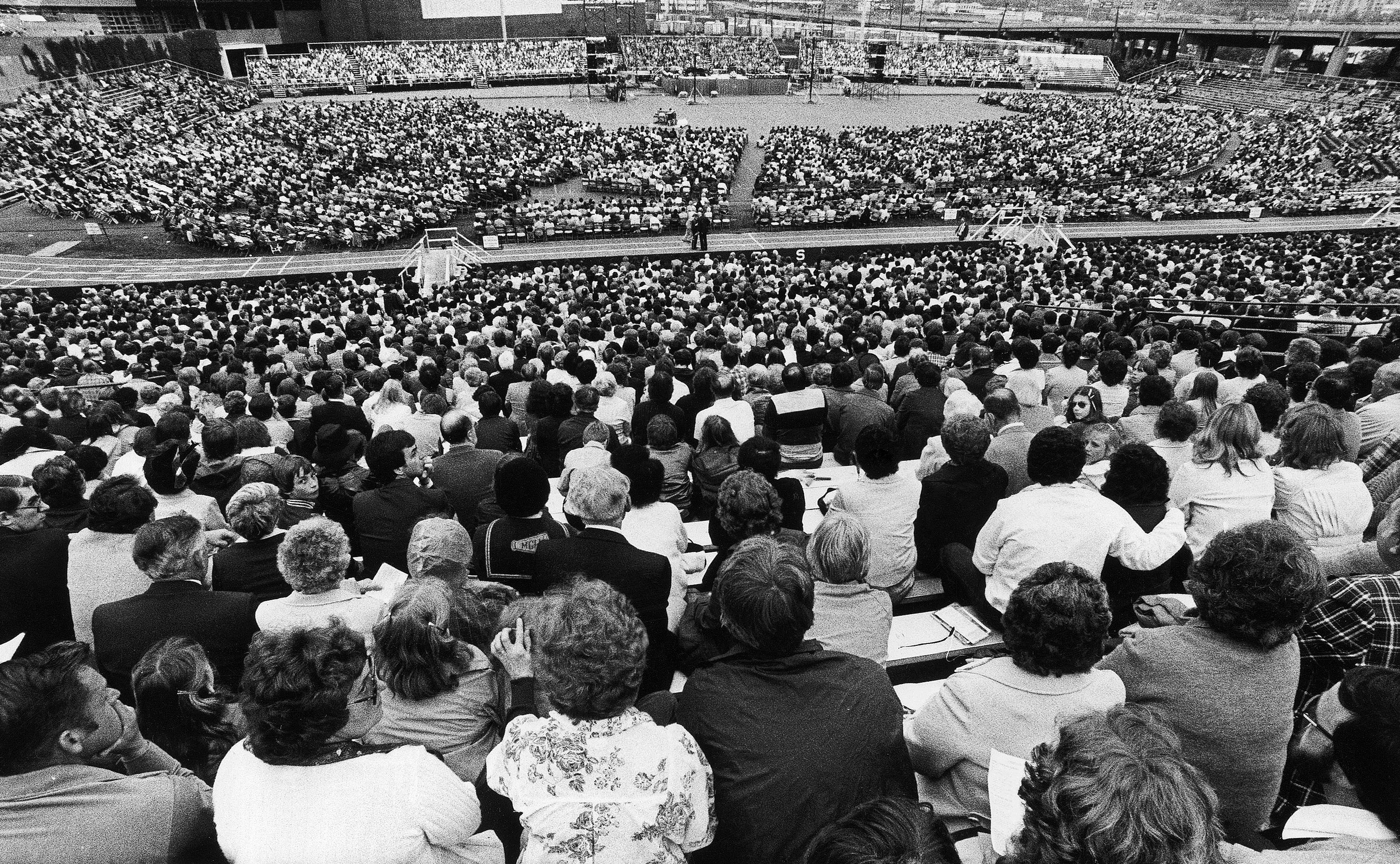 Approximately 21,000 people gathered at Nickerson Field on the Boston University Campus to hear Rev. Billy Graham speak in Boston Sunday, May 30, 1982. This is Grahams first evangelistic meeting since his return from Moscow. (AP Photo/Benoit)