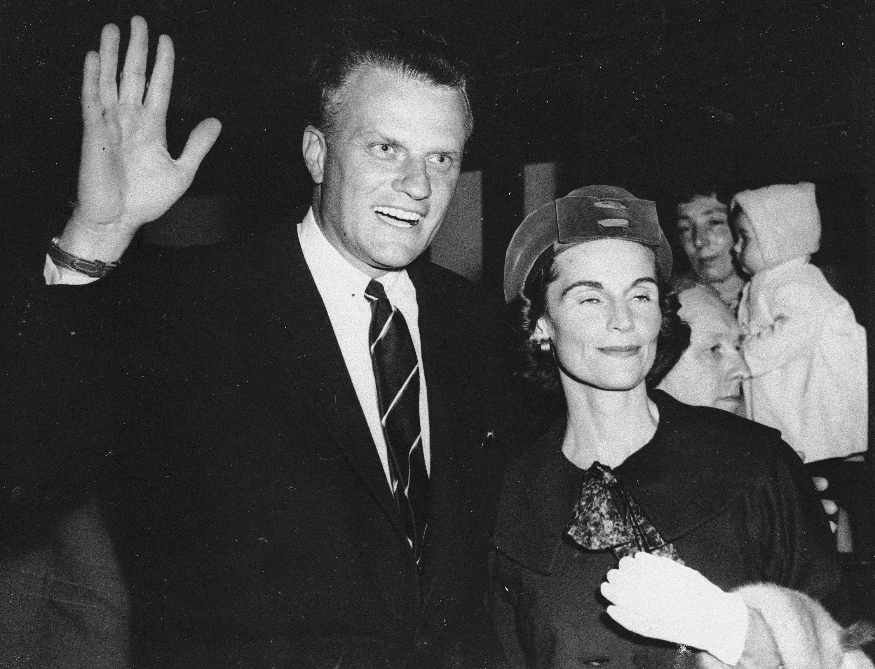 Evangelist Billy Graham, shown with his wife, Ruth on arrival in London, June 6, 1959. (AP Photo)