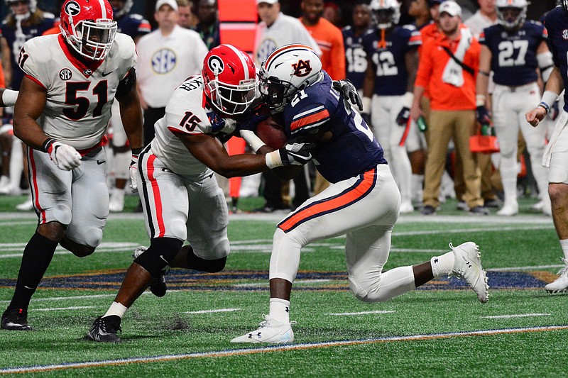 Georgia senior outside linebacker D'Andre Walker (15) will be counted on this season to fill the void of former two-year starters Davin Bellamy and Lorenzo Carter. The Bulldogs begin spring practices Tuesday.