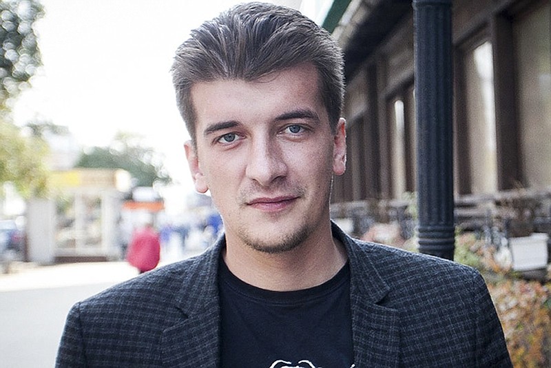 
              In this undated handout photo released by Russian news website Novy Den, Maxim Borodin poses for a photo in Yekaterinburg, Russia. The German government says the death of a Russian journalist who fell from his balcony should be investigated. A foreign ministry official said on Wednesday, April 18, 2018 the German government has no independent information about what happened to Maxim Borodin, who wrote about the deaths of Russian mercenaries in Syria. (newdaynews.ru via AP)
            