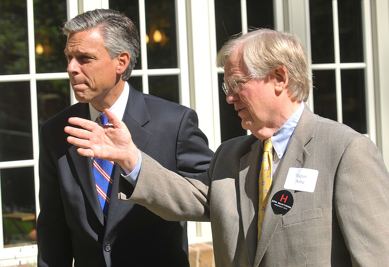 Former Knoxville Mayor and ambassador to Poland Victor Ashe, right, speaks with then-Republican presidential candidate Jon Huntsman in 2011. (Associated Press File Photo/Paul Efird, Knoxville News Sentinel)