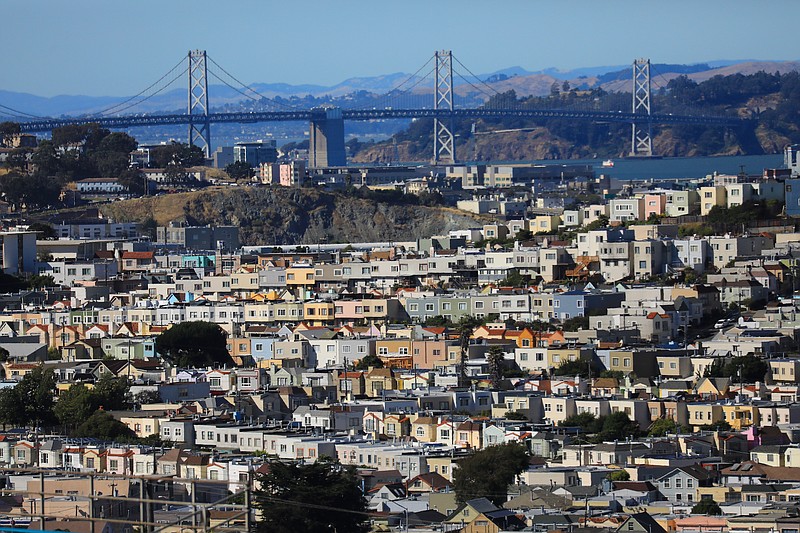 Houses near the Bay Bridge in picturesque, but prohibitively pricey, San Francisco, in June 25, 2017. The federal government now classifies a family of four earning up to $117,400 as low-income in three counties around the Bay Area. (Jim Wilson/The New York Times)