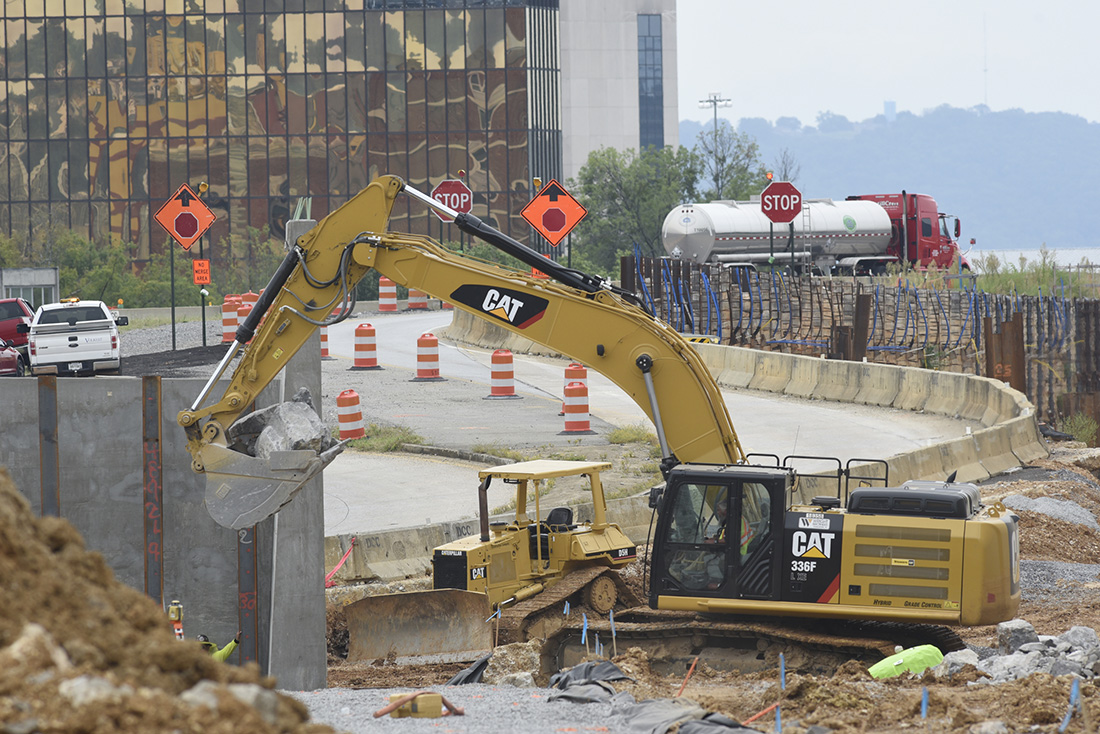 This track hoe adds rock to the foundation of a retaining wall at the US-27 bridge over 4th Street.
Re-alignment of U.S. Highway 27, to remove the "S" curves, requires reconfiguring the 4th Street interchange in downtown Chattanooga.