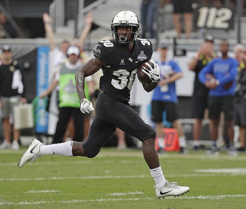 Central Florida running back Greg McCrae runs untouched for a 14-yard touchdown against Memphis during the first half of the American Athletic Conference championship game Saturday in Orlando, Fla.