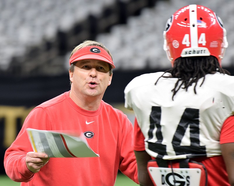 Georgia football coach Kirby Smart talks to senior inside linebacker Juwan Taylor during a recent practice inside the Mercedes-Benz Superdome in New Orleans.